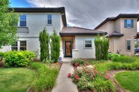 Building Photo - Cute Townhome In Stapleton! Master Suite! ...