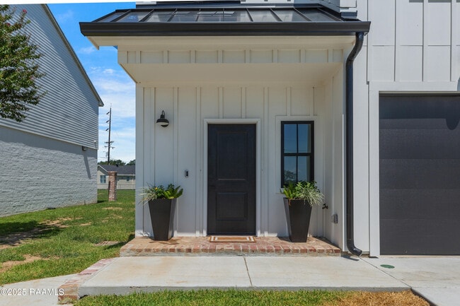 Building Photo - 424 Eraste Landry Rd