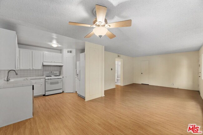 Building Photo - 18555 Collins St