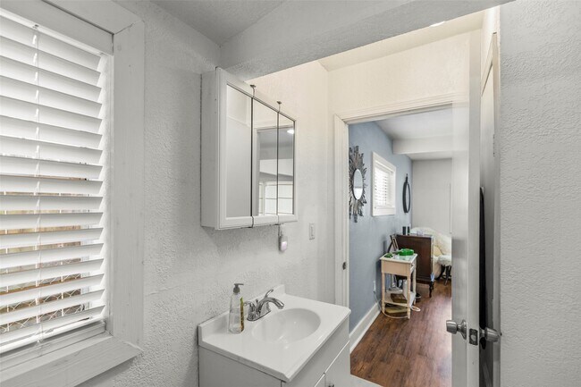 Building Photo - 5808 Community Dr