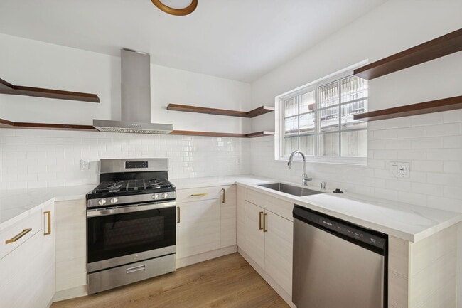 Building Photo - 1008 N Stanley Ave