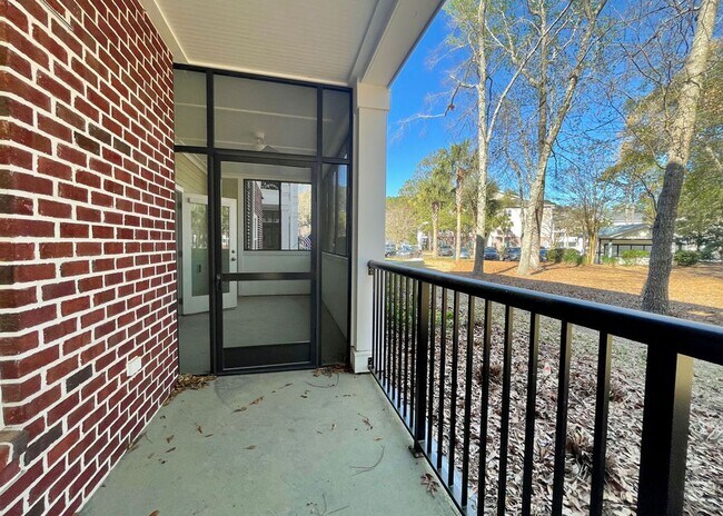 Building Photo - Available May 11th. GROUND FLOOR 3BR/2 BA Condo in Riverland Woods!