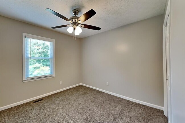 Building Photo - 450 Sumer Ln N