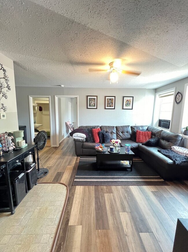 Building Photo - AVAILABLE JUNE - Spacious 2 Bedroom Apartment!