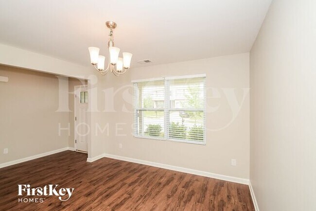 Building Photo - 210 Oakwell St