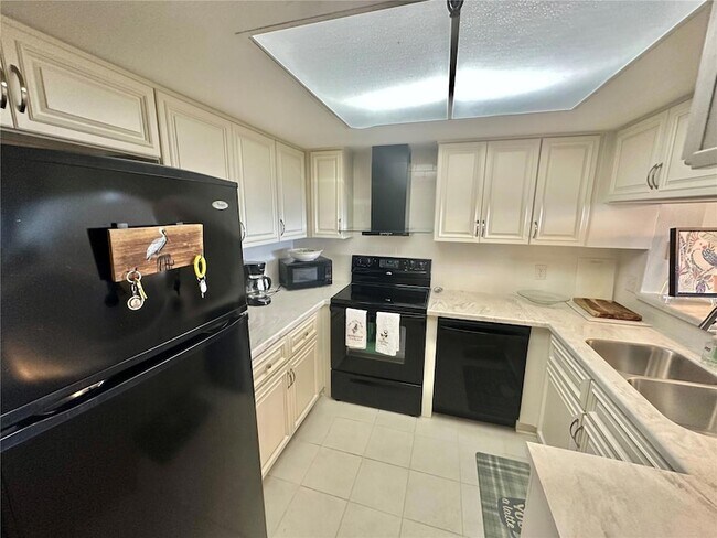 Building Photo - 6035 Sea Ranch Dr