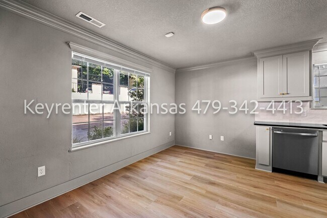 Building Photo - Beautifully renovated 3 bedroom, 2 bath | Fayetteville AR