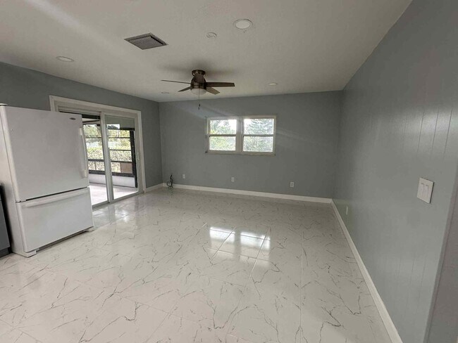 Building Photo - 1900 Manor Cir SE