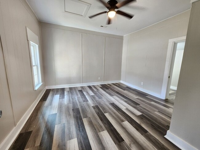 Building Photo - Spacious 1-Bedroom, 1-Bathroom Home AVAILABLE NOW!!