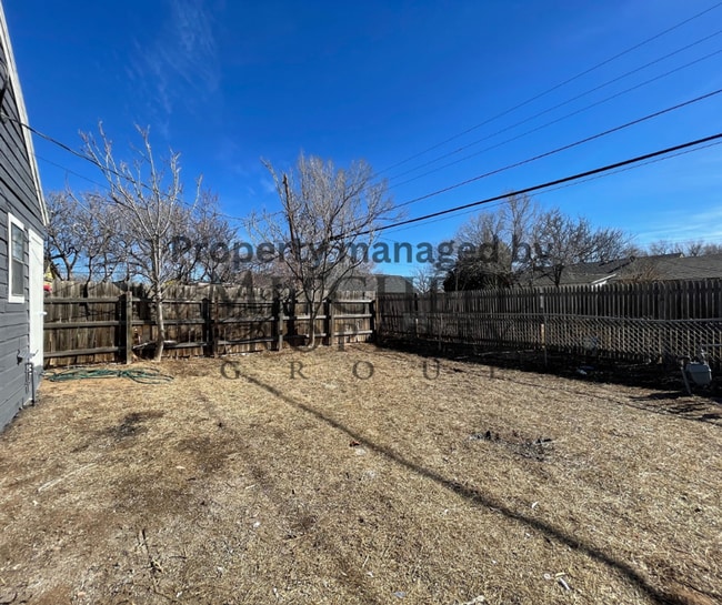 Building Photo - Adorable 1 bedroom 1 bath back house in a cozy neighborhood!