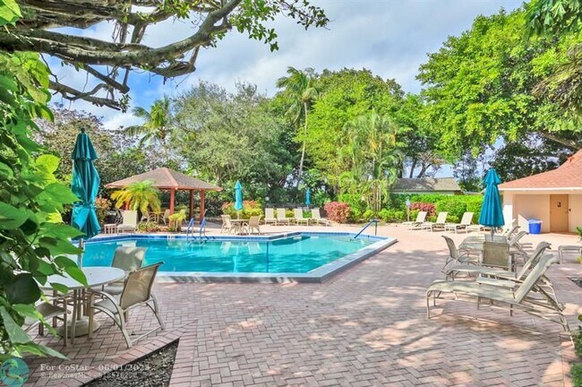 Building Photo - 2751 N Palm Aire Dr