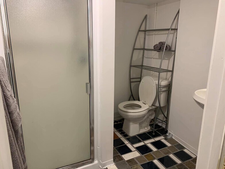 Cute bathroom - 1923 High St SE