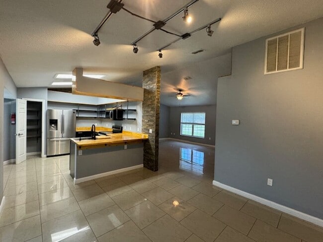 Building Photo - Beautifully Renovated Home In the Shores  3/2/2 **WON"T LAST**