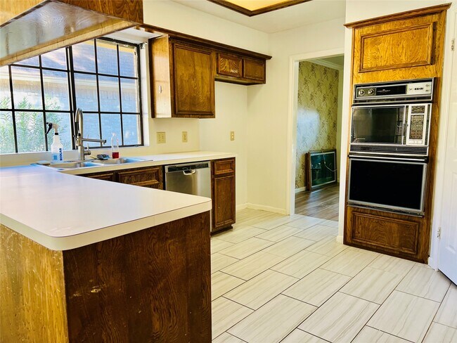 Building Photo - 14734 Charlmont Dr