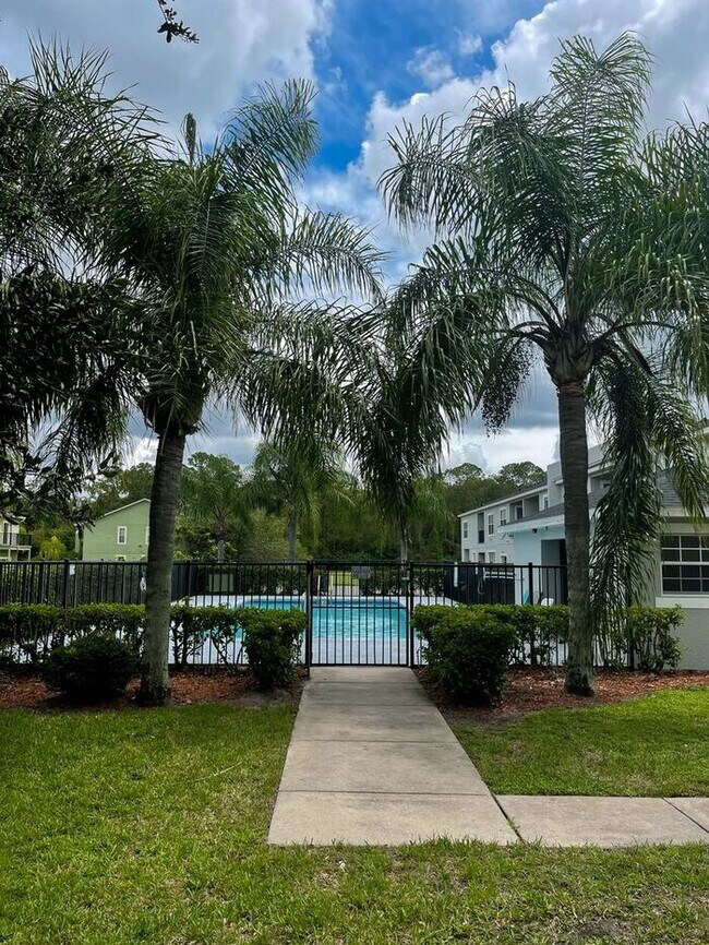 Building Photo - Updated 3 bed 2.5 bath Townhome