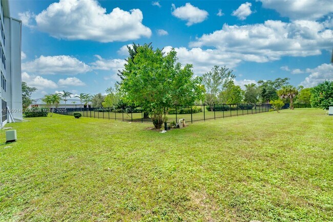 Building Photo - 950 Hillcrest Dr