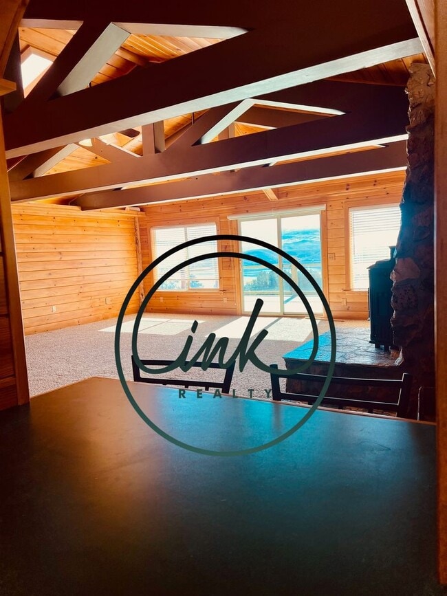 Building Photo - Charming Cabin-Style Home with Stunning To...