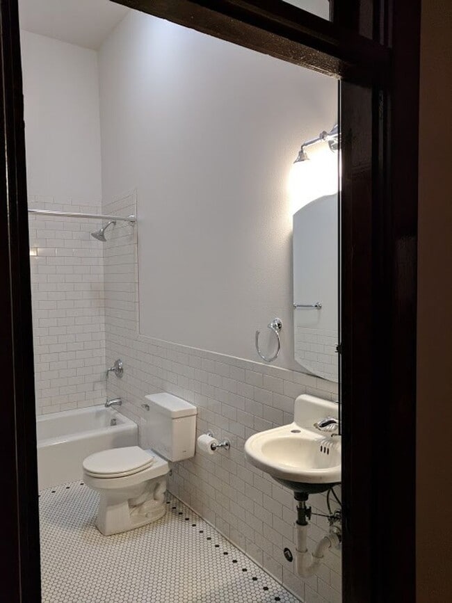 Building Photo - Historic Downtown Cle Elum Apartment right on the main street!