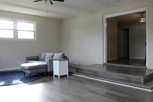 Building Photo - Bright and Spacious 3 Bedroom Furnished Rental