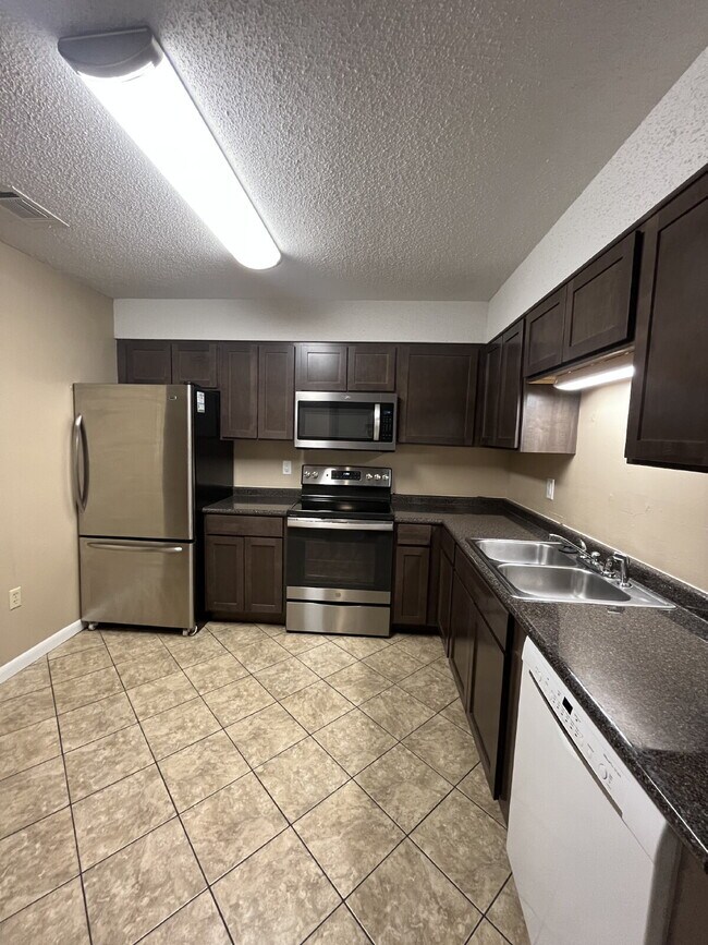 Building Photo - 939 Tanager Rd