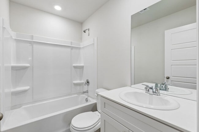 Building Photo - 4 Bed | 2 Bath | 1,572 Sq Ft