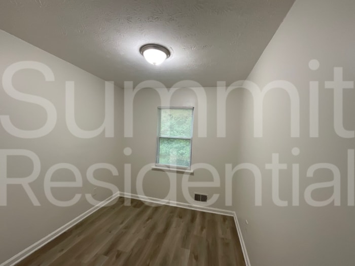 Building Photo - 5950 Stonewall Dr