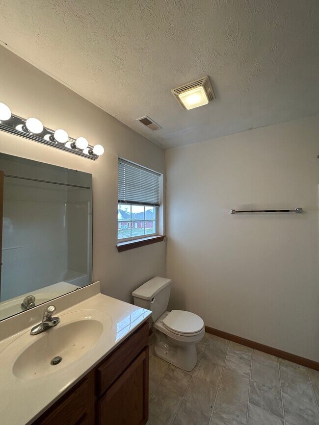 Building Photo - 3 Bedroom Townhome