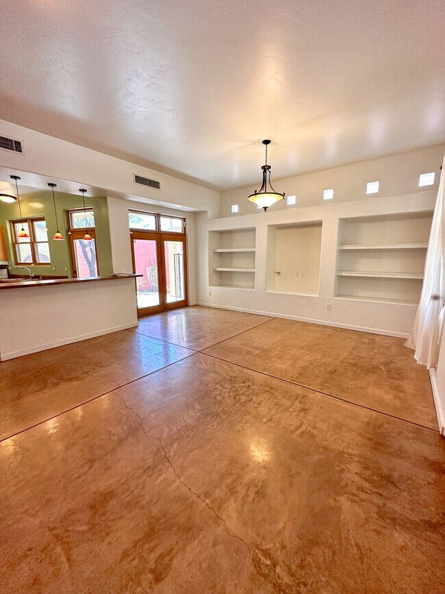 Building Photo - 3 bedroom 2 bath - close to Downtown