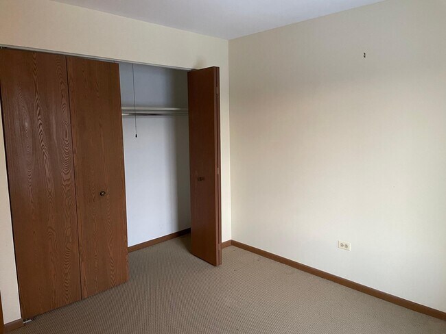 Building Photo - 876 Cross Creek Dr N