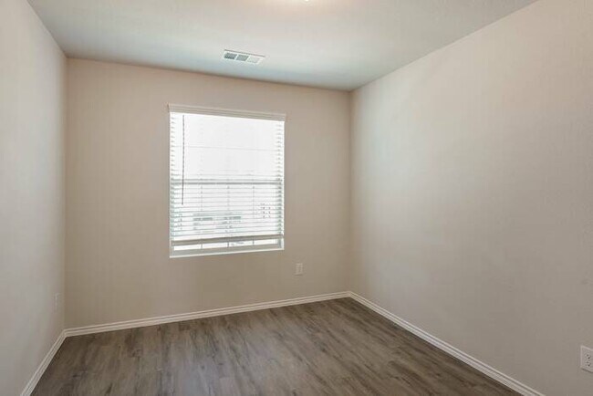 Building Photo - 3909 Job Dr