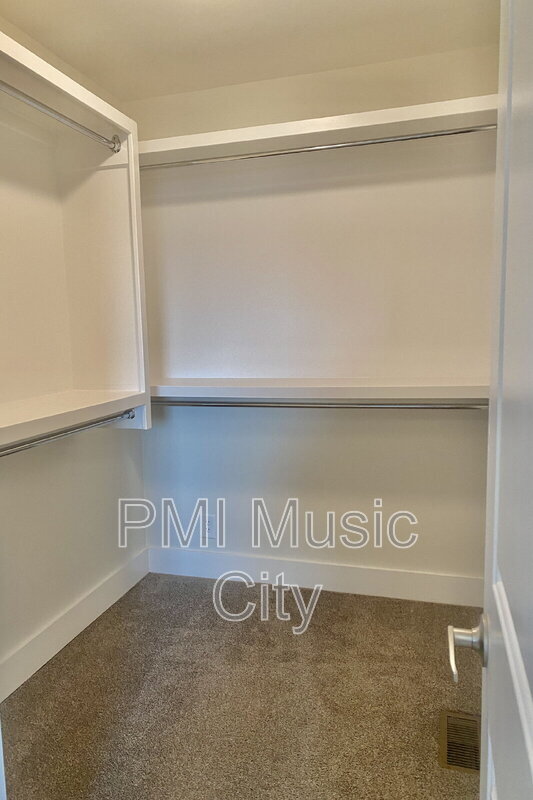 Building Photo - 2126B Burns St