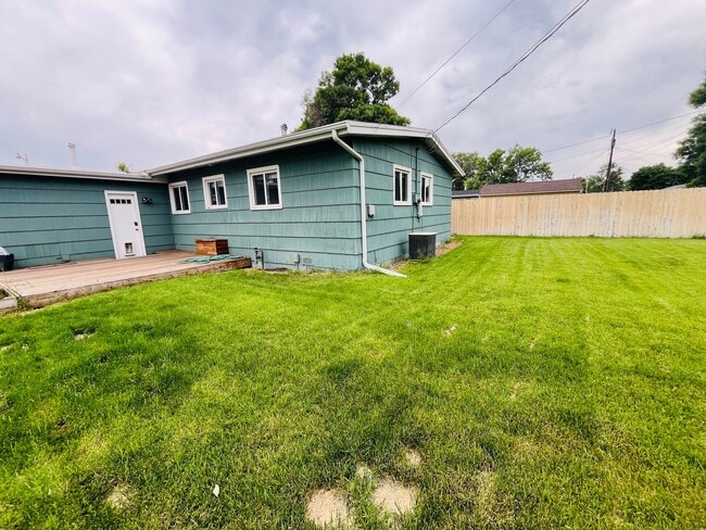 Building Photo - 3 bedroom home centrally located!