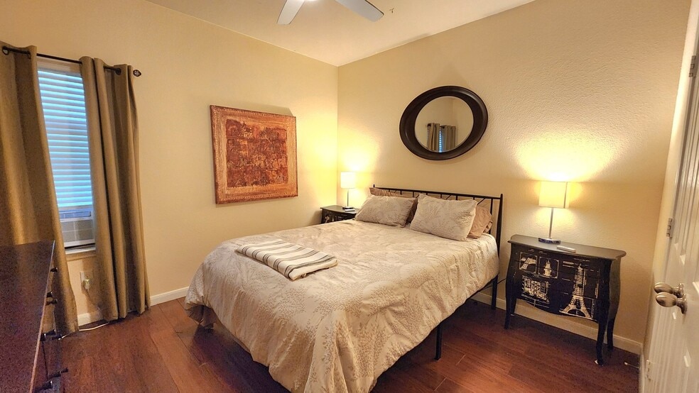 Building Photo - 1210 Plaza Lake Dr