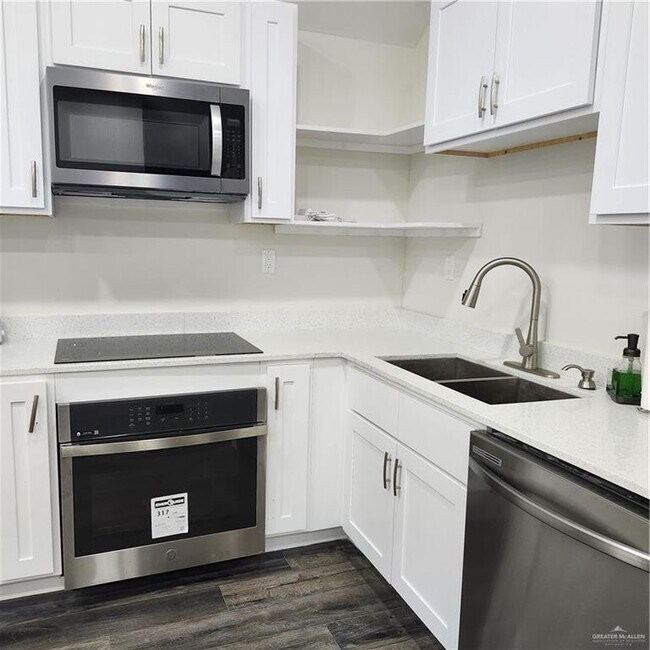 Building Photo - 2914 Chateau St