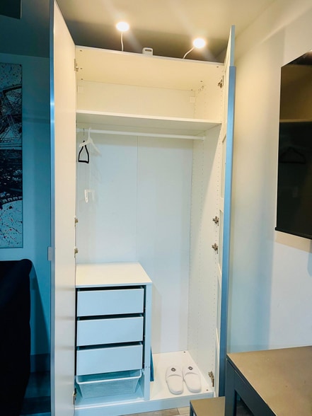 Building Photo - 201 NE 28th Terrace