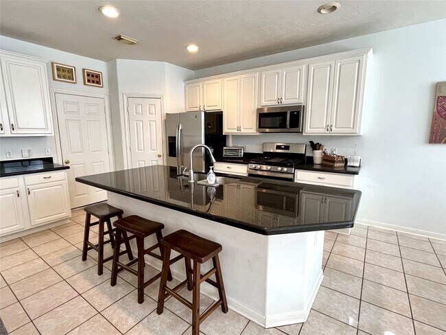 Building Photo - 2 Stone Arrow Pl