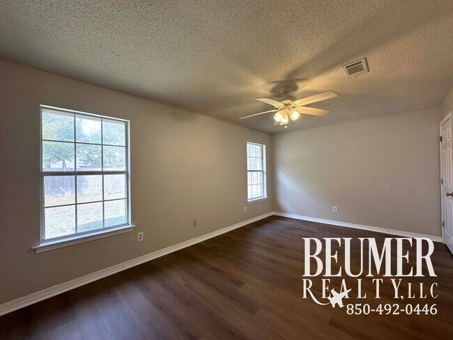 Building Photo - Spacious inside and out home for Rent