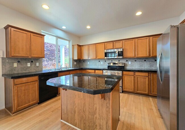 Building Photo - Charming Single Family 4 Bed/2.5 Bath Home...