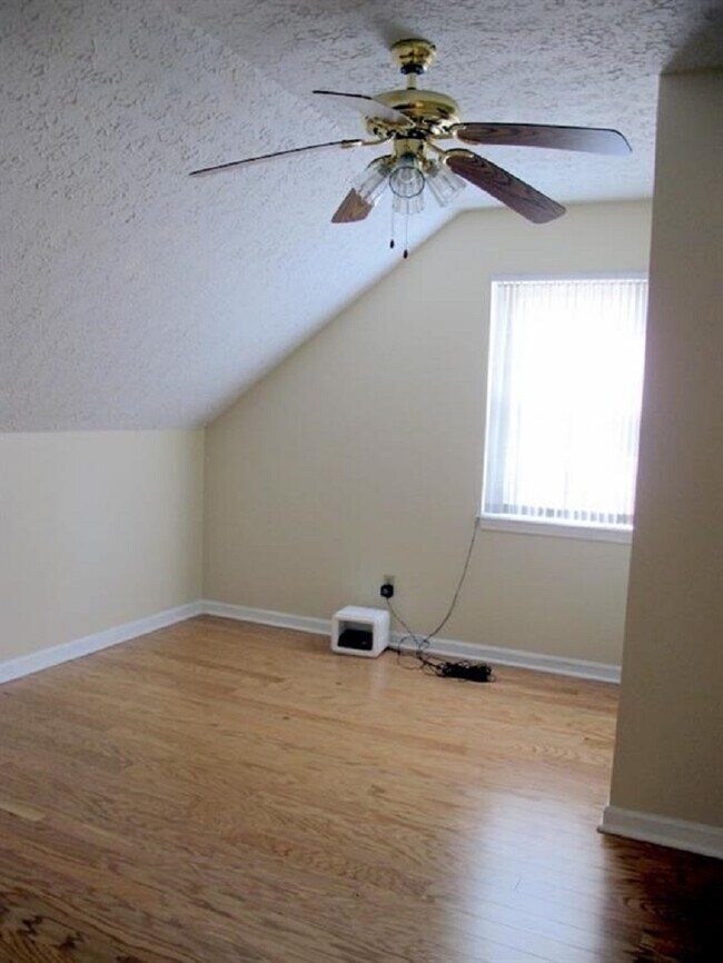 Building Photo - 927 Woods Hollow Dr