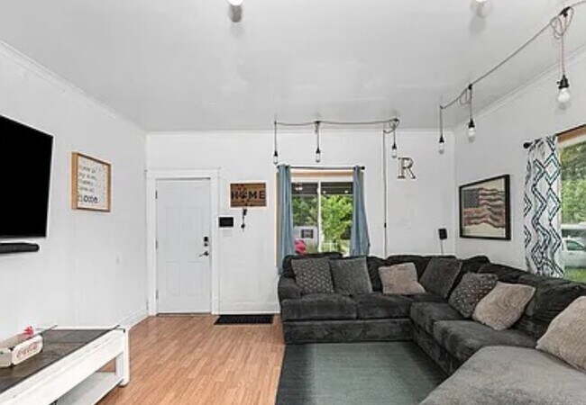 Building Photo - 1318 Division St