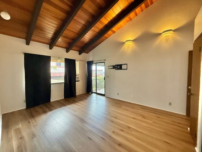 Building Photo - Pet friendly & Spacious - 3 Bedroom / 2 Ba...