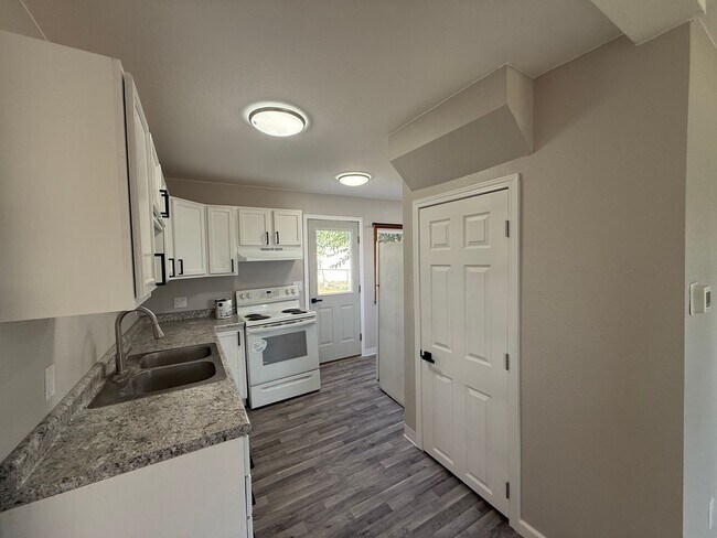 Building Photo - Newly Remodeled! Dog friendly!