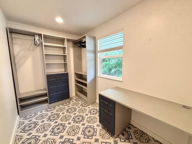 Building Photo - Available Now! 3 BED, 2 BATH HOME w/ UTILI...