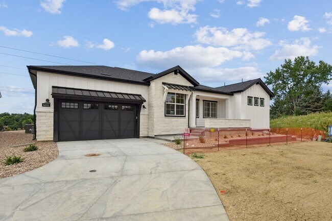 Building Photo - Gorgeous Ranch with 4 BR/3 1/2 Baths in Li...