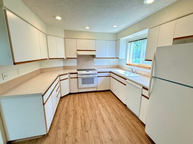 Building Photo - Large 980sq. 1 bedroom apartment with attached garage plus 1 parking space