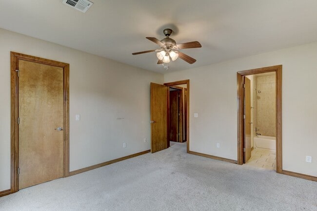 Building Photo - Duplex in Yukon, Available Now!