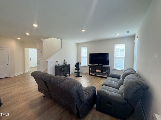 Building Photo - 109 Steel Springs Ln