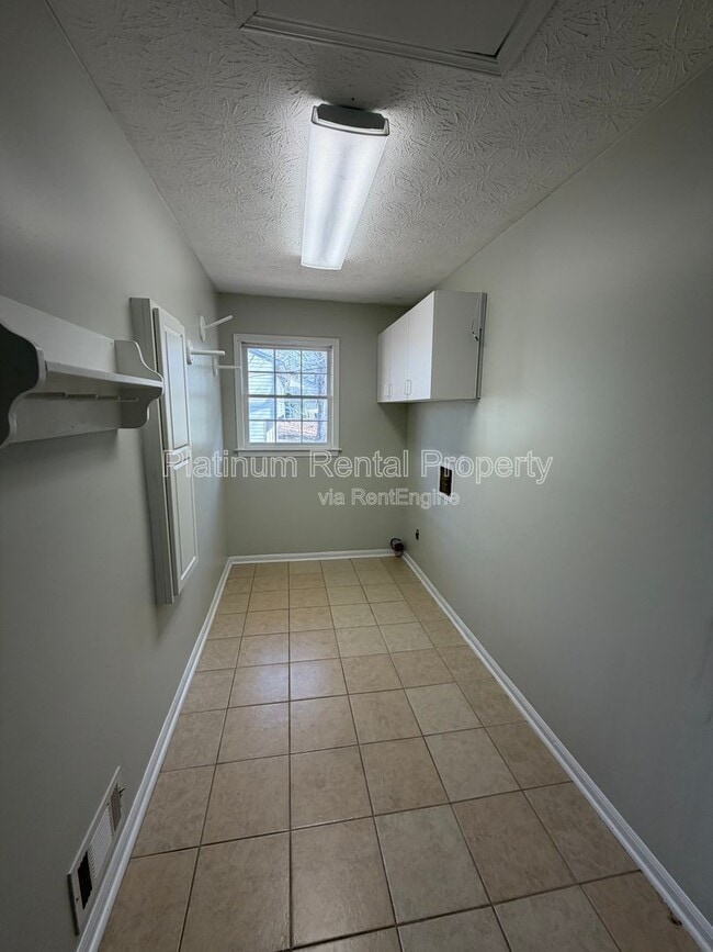 Building Photo - 2396 Hidden Ln