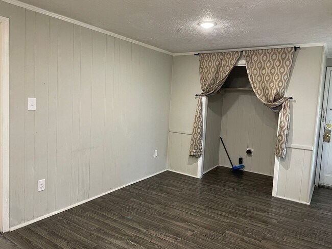 Building Photo - 3 BED, 1 BATH BRICK HOME LOCATED IN TROY