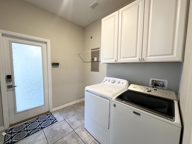 Building Photo - Charming 3-Bed Oasis with 2.5 Baths in Bea...